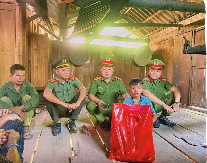 CBCS Công an xã còn thường xuyên góp ngày lương, vận động các mạnh thường quân để mua quà trao tặng các em nhỏ có hoàn cảnh khó khăn trên địa bàn.