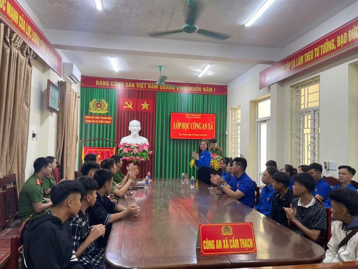 Công an xã Cẩm Thạch phối hợp Đoàn thanh niên theo dõi, giúp đỡ các trường hợp thanh thiếu niên có biểu hiện chưa ngoan.