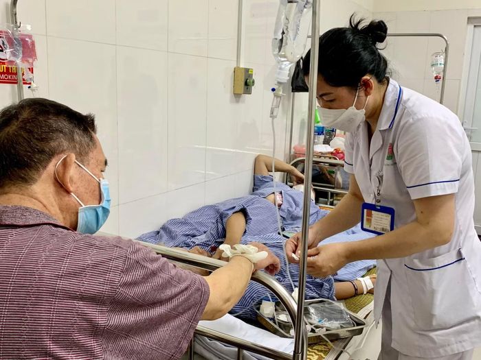 Nhiều người bệnh ung thư đã khánh kiệt vì giá tiền thuốc điều trị rất đắt.