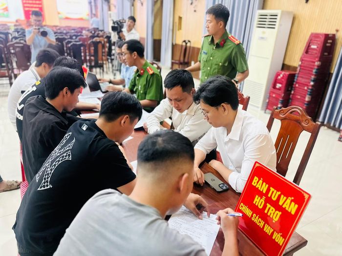 Không chỉ kiên quyết đấu tranh với tội phạm, lực lượng Công an còn bền bỉ đồng hành, cảm hóa, giúp những người từng lầm lỡ vượt qua mặc cảm, ổn định cuộc sống và tái hòa nhập cộng đồng.