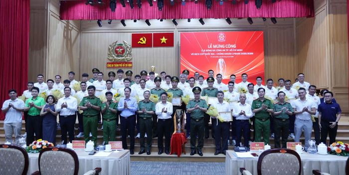 Lãnh đạo UBND TP Hồ Chí Minh và Công an TP Hồ Chí Minh cùng lãnh đạo, ban huấn luyện và cầu thủ Câu lạc bộ Bóng đá Công an TP Hồ Chí Minh.