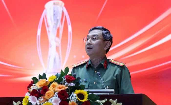 Đại tá Trần Hồng Minh, Phó Giám đốc Công an TP Hồ Chí Minh, Chủ tịch CLB Bóng đá Công an TP Hồ Chí Minh, phát biểu ý kiến.