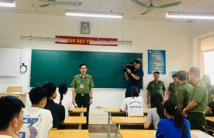 Trung tướng, PGS.TS Trịnh Ngọc Quyên, Giám đốc Học viện ANND dặn dò, động viên thí sinh tại Điểm thi Trường THCS Tân Triều trong buổi làm thủ tục dự thi.