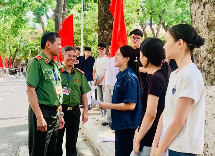 Trung tướng Trần Minh Lệ, Trưởng đoàn kiểm tra thăm hỏi, động viên thí sinh tham dự Kỳ thi đánh giá của Bộ Công an năm 2026 tại Học viện ANND.