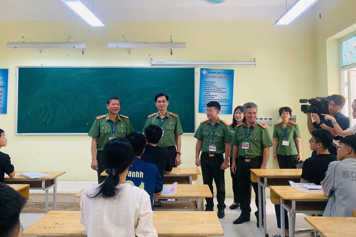 Trung tướng Trần Minh Lệ kiểm tra công tác chuẩn bị kỳ thi tại Điểm thi Trường THCS Tân Triều (Hà Nội).