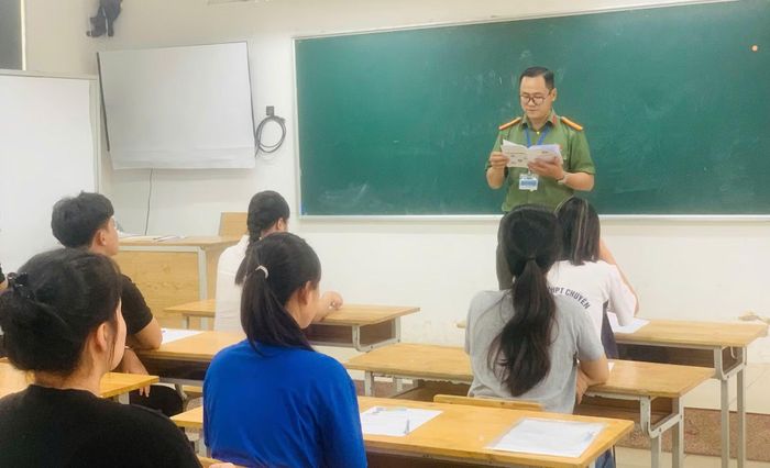 Cán bộ Học viện ANND phổ biến quy chế thi cho các thí sinh tại buổi làm thủ tục dự thi.