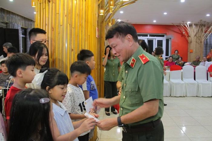 Thiếu tướng Đinh Hữu Phượng trao quà tặng các cháu con CBCS Công an và quân đội trên rẻo cao Sapa nhân chuyến công tác xã hội từ thiện.