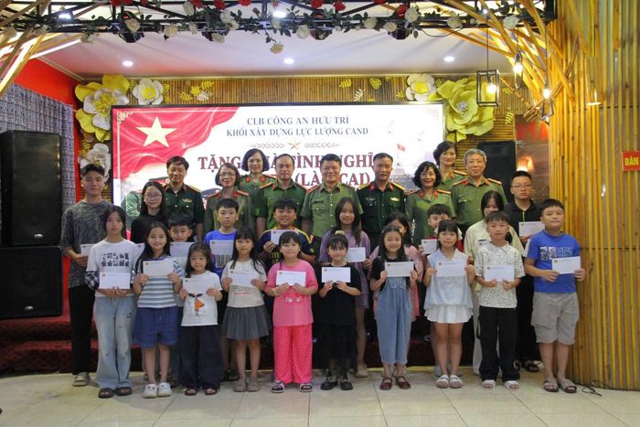 Đoàn công tác CLB Công an hưu trí Khối Xây dựng lực lượng CAND trao quà cùng sách vở, đồ dùng học tập tặng các cháu học sinh con em CBCS Công an và quân đội tại địa bàn vùng cao, khó khăn.