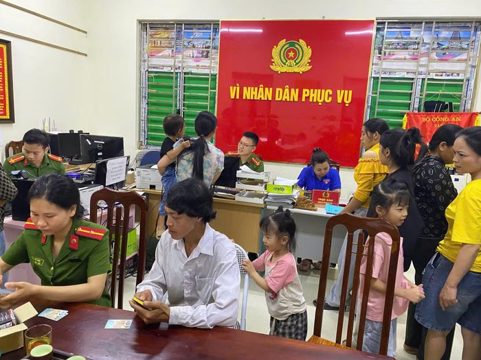 Chi đoàn Công an xã phối hợp với Đoàn thanh niên xã Nà Phặc trực tiếp hỗ trợ công dân kích hoạt tài khoản định danh điện tử và tích hợp giấy tờ lên ứng dụng VNeID.