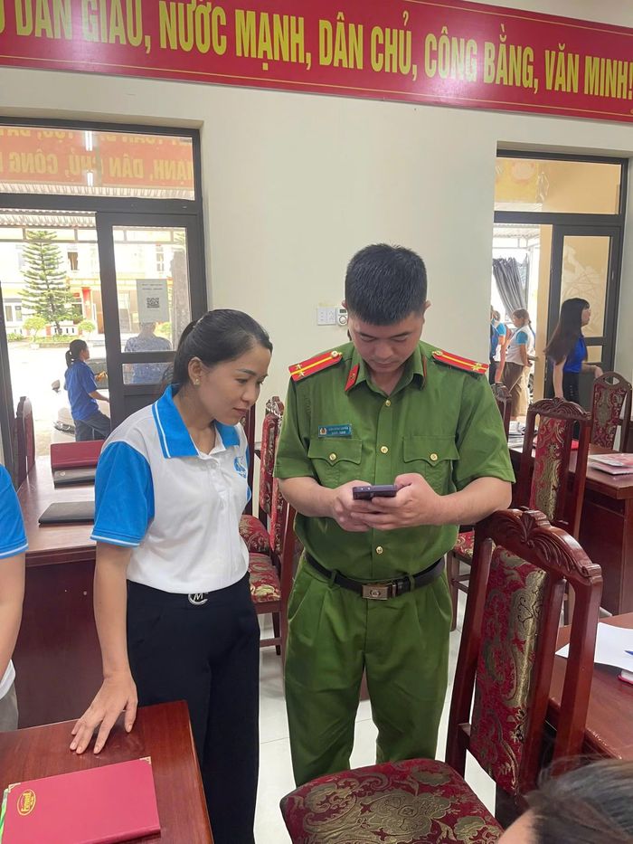 Chiến dịch "Mùa hè số cùng VNeID" phát huy vai trò xung kích, sáng tạo của cán bộ, chiến sĩ Công an, đoàn viên, thanh niên, hội phụ nữ trên địa bàn xã Nghĩa Tá trên nền tảng “Bình dân học vụ số”.