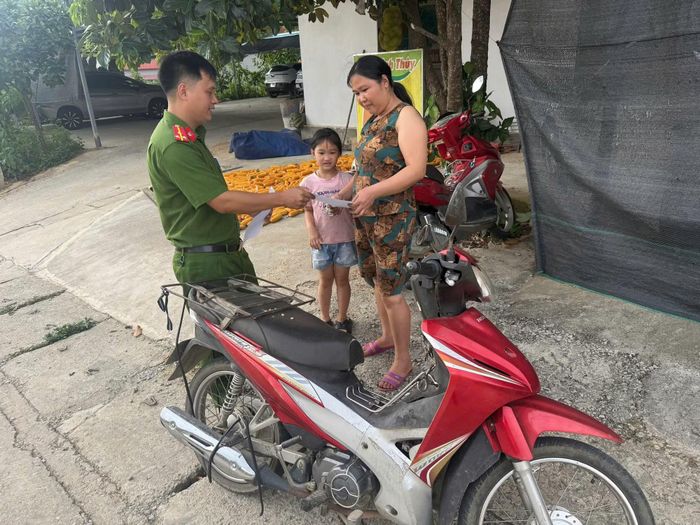 Cán bộ Công an xã Hiệp Lực tuyên truyền về ý nghĩa, lợi ích của tài khoản định danh điện tử và ứng dụng VNeID trong giải quyết thủ tục hành chính.
