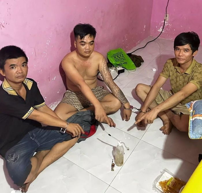 Công an xã An Viễn phát hiện các đối tượng sử dụng ma túy tại nhà trọ.