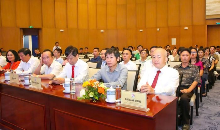 Chủ tịch UBND TP Hải Phòng Đỗ Thành Trung (hàng trên, ngoài cùng bên phải) cùng các đại biểu tham dự phiên bế mạc Diễn đàn Báo chí toàn quốc năm 2026.