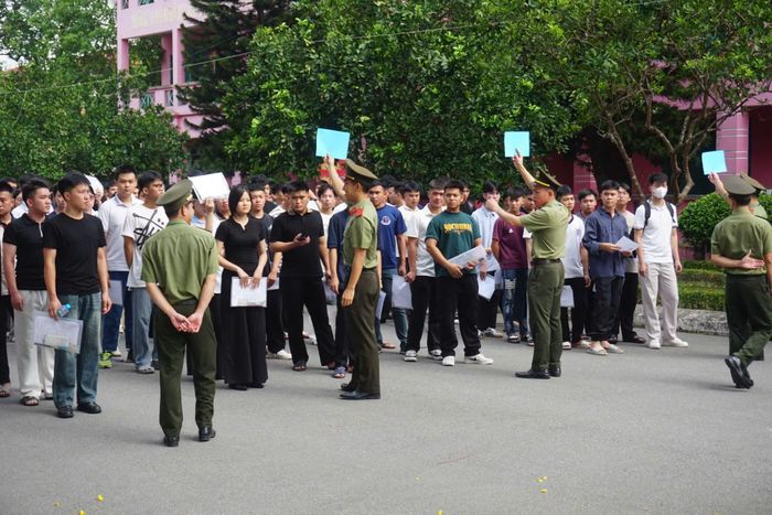 Tình nguyện viên Học viện Chính trị CAND hỗ trợ thí sinh đến phòng thi chính xác, tiết kiệm thời gian.