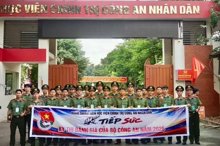 Đoàn Thanh niên Học viện Chính trị CAND tiếp sức cho thí sinh tham dự Kỳ thi đánh giá của Bộ Công an năm 2026.