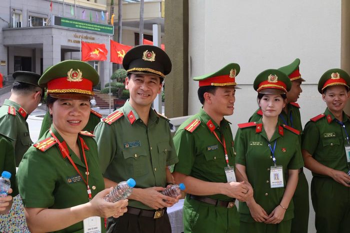 Ban Thanh niên Công an tặng quà, động viên tình nguyện viên Chương trình "Tiếp sức mùa thi" tại Học viện CSND.