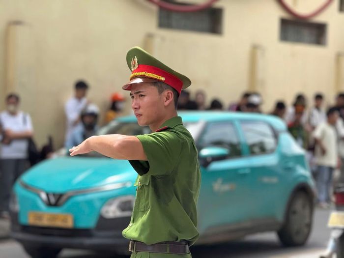 Học viên Học viện CSND tham gia phân luồng, đảm bảo an toàn giao thông, tạo thuận lợi cho thí sinh và người nhà đến điểm thi đúng giờ.