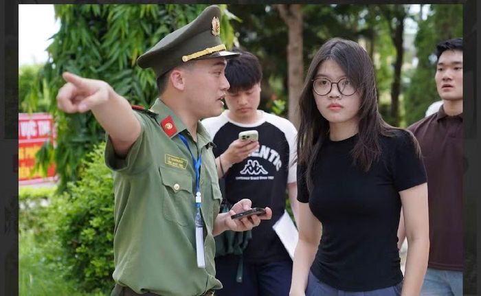 Đoàn viên Thanh niên Học viện Kỹ thuật và Công nghệ an ninh hướng dẫn thí sinh tìm phòng thi.