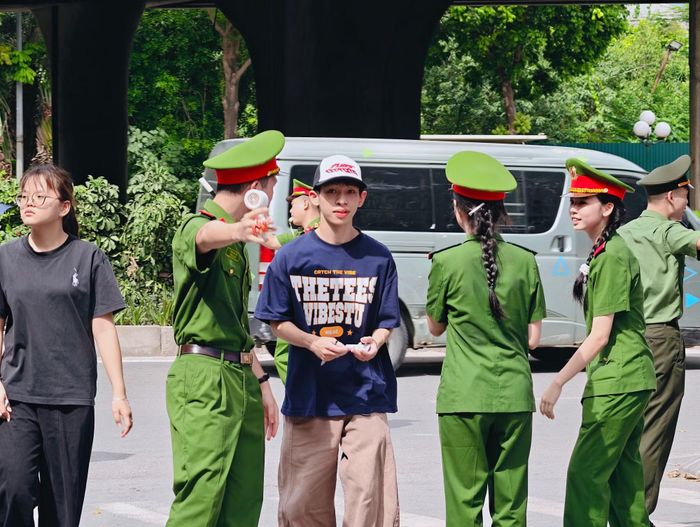Đoàn viên thanh niên Trường Đại học PCCC hỗ trợ thí sinh đến làm thủ tục dự thi, hướng dẫn thí sinh cách thức đăng ký chỗ ở trong Ký túc xá nếu có nhu cầu.