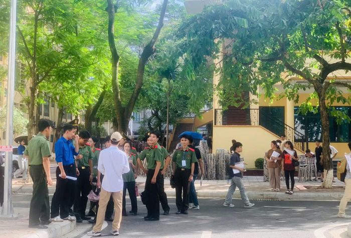 Đoàn thanh niên Học viện ANND hướng dẫn thí sinh và người nhà tìm nhà trọ gần khu vực thi.