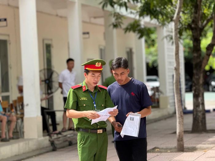 Đoàn viên Học viện CSND hướng dẫn thí sinh vào phòng thi.