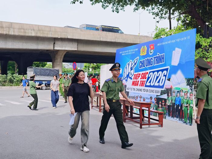 Thanh niên tình nguyện Trường Đại học PCCC hướng dẫn thí sinh vào điểm thi.