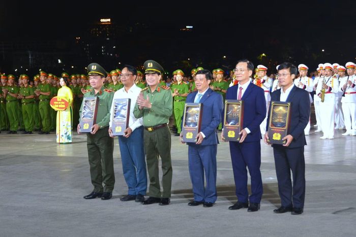 Thứ trưởng Lê Quốc Hùng trao quà lưu niệm của Bộ trưởng Bộ Công an cho lãnh đạo tỉnh Lâm Đồng.