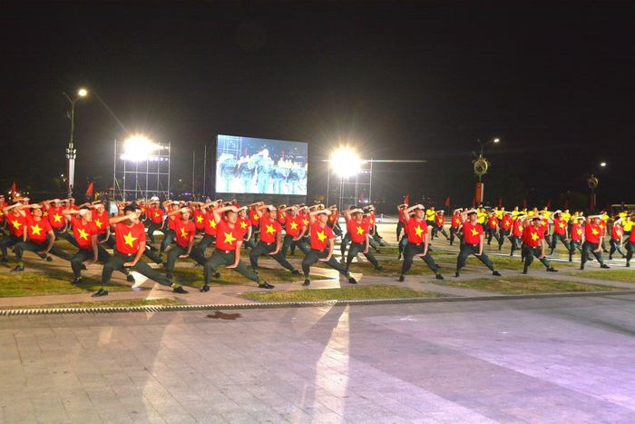 Các đoàn tham gia biểu diễn tại khai mạc hội thao.