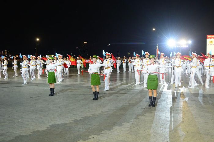 Đoàn quân nhạc CAND nhạc biểu diễn tại lễ khai mạc.