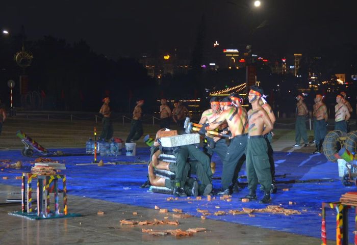 Lực lượng đặc nhiệm thể hiện sức mạnh qua việc công phá gạch, đá.