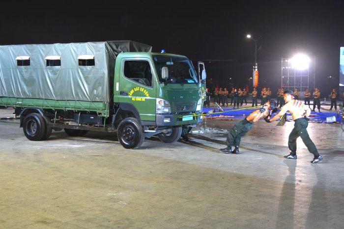 Lực lượng đặc nhiệm dùng răng kéo xe ô tô.