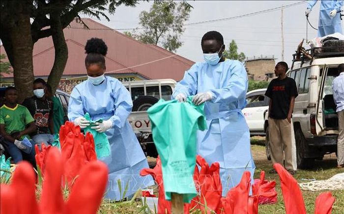 Nhân viên y tế làm việc tại trung tâm điều trị Ebola ở Rwampara, CHDC Congo. Ảnh: TTXVN