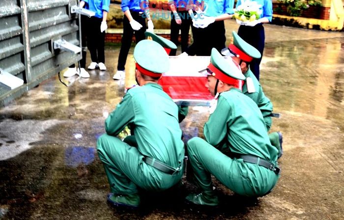 Đưa hài cốt liệt sĩ lên xe đến Nghĩa trang Bản Qua, xã Bát Xát (Lào Cai). Ảnh: Quốc Hồng
