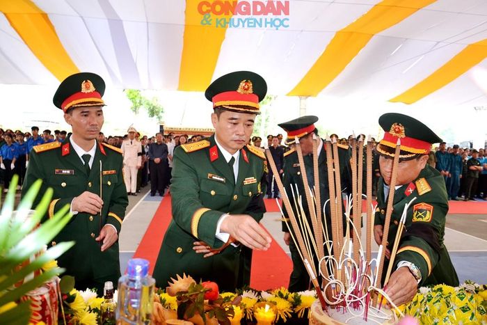 Đại biểu lực lượng vũ trang tỉnh Lào Cai kính viếng anh linh các liệt sĩ. Ảnh: Quốc Hồng
