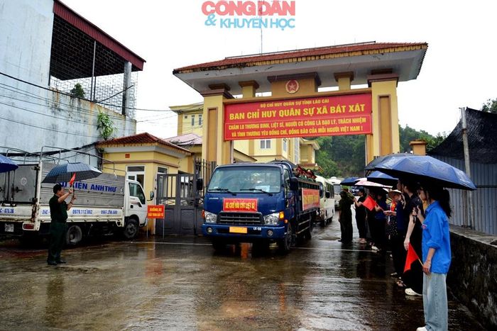Trời mưa mát trong ngày đón các liệt sĩ trở về quê hương Bát Xát thân yêu. Ảnh: Quốc Hồng