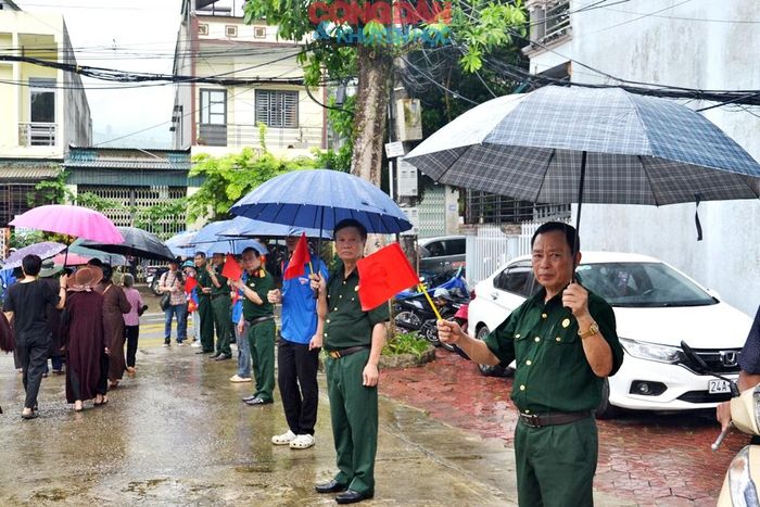 Các cựu chiến binh và nhân dân tiễn đưa anh linh các liệt sĩ. Ảnh: Quốc Hồng