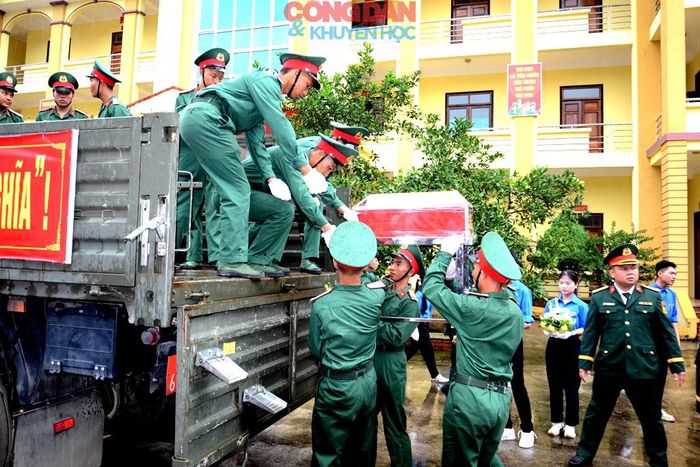 Trở về trong vòng tay đồng đội. Ảnh: Quốc Hồng