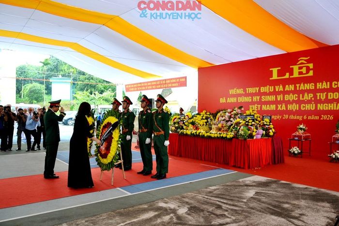 Thành kính đặt vòng hoa tưởng niệm các liệt sĩ tại Lễ viếng. Ảnh: Quốc Hồng
