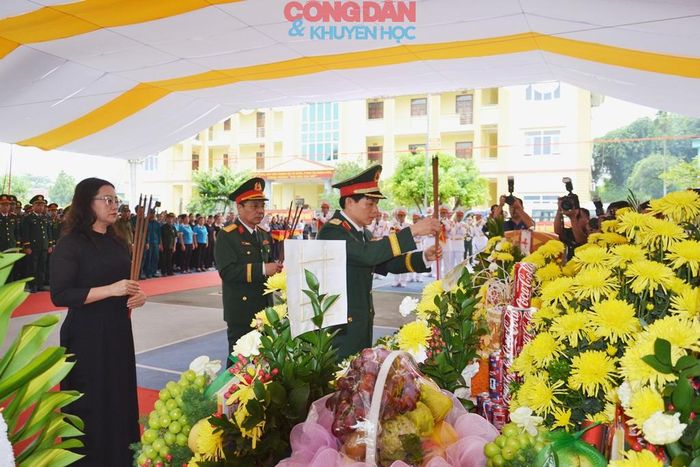 Lãnh đạo Tỉnh ủy Lào Cai và các đại biểu thắp hương trước anh linh các liệt sĩ. Ảnh: Quốc Hồng