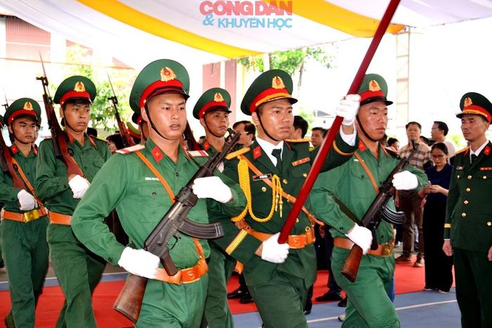 Chắc tay súng dưới Cờ chiến thắng. Ảnh: Quốc Hồng