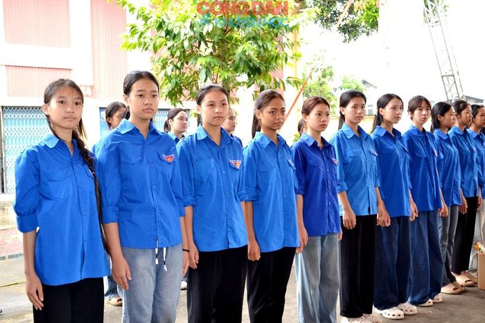 Đoàn viên, thanh niên các trường học ở xã Bát Xát tiễn đưa các liệt sĩ. Ảnh: Quốc Hồng