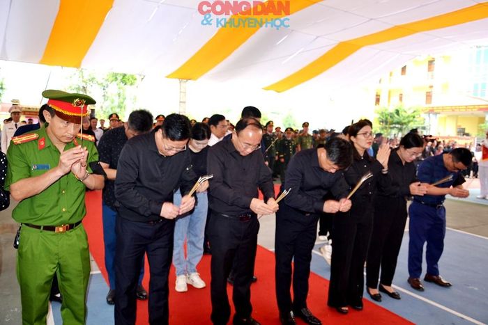 Đoàn đại biểu Đảng ủy, chính quyền xã Bát Xát kính viếng anh linh các liệt sĩ. Ảnh: Quốc Hồng