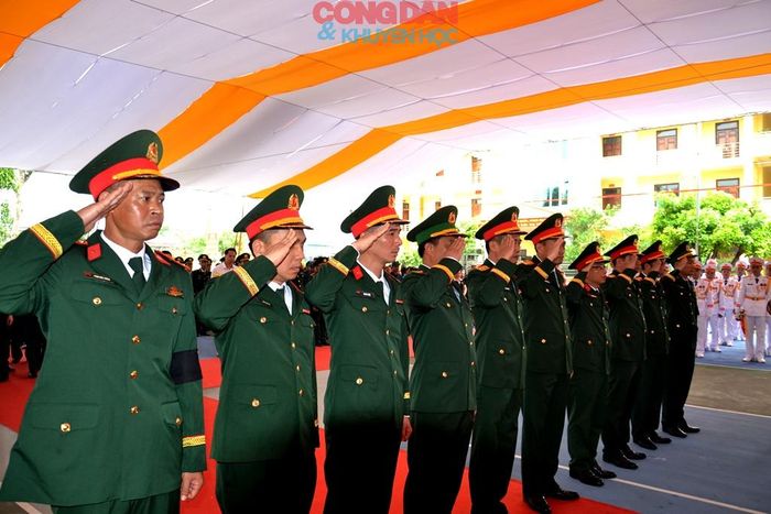 Đón hài cốt đồng đội trở về giữa vòng tay yêu thương của quê hương, đất nước và nhân dân. Ảnh: Quốc Hồng