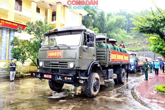 Xe đưa hài cốt các liệt sĩ đến Nghĩa trang Bản Qua để an táng. Ảnh: Quốc Hồng