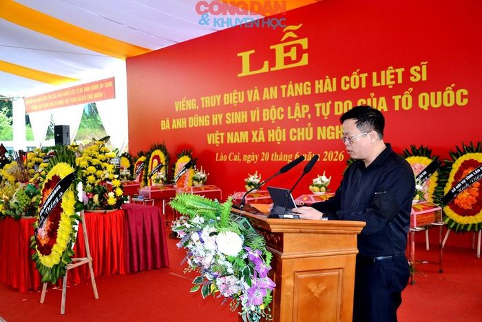 Chủ tịch xã Bát Xát Nguyễn Mạnh Hùng đọc lời điếu tại buổi lễ. Ảnh: Quốc Hồng