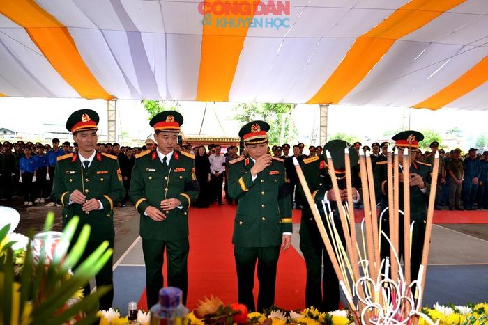 Tiếc thương và biết ơn các liệt sĩ đã hy sinh để bảo vệ đất đai Tổ quốc. Ảnh: Quốc Hồng