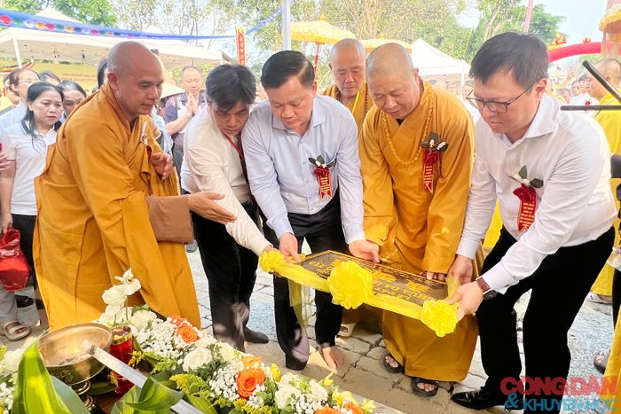 Lễ đặt đá xây dựng không gian tâm linh ở trong khu vực chùa Da. Ảnh: Trần Quốc Huy