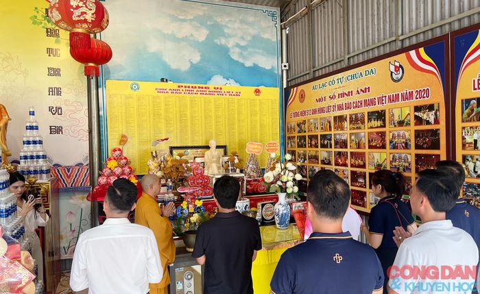 Các nhà báo về chùa Da thắp hương tưởng nhớ các anh linh liệt sĩ nhà báo được thờ tự tại đây. Ảnh: Quốc Huy