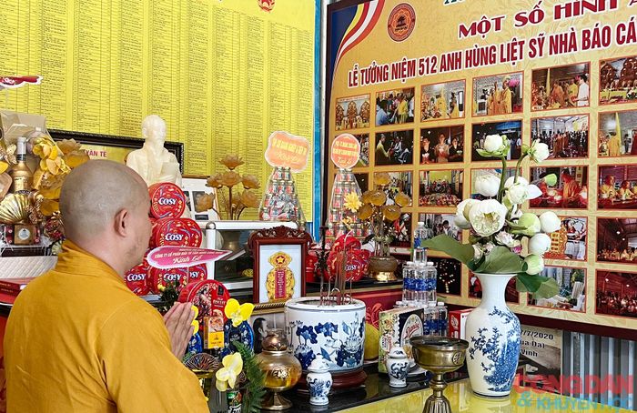 Đại đức Thích Đồng Tuệ - Trụ trì chùa Da (Âu Lạc Cổ Tự) làm lễ cúng các anh linh liệt sĩ nhà báo trong ngày tuần. Ảnh: Trần Quốc Huy