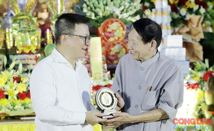 Ông Lê Quốc Minh, Tổng Biên tập Báo Nhân Dân, Phó trưởng Ban Tuyên giáo và Dân vận Trung ương, Chủ tịch Hội Nhà báo Việt Nam ghi nhận công lao của nhà báo Trần Văn Hiền. Ảnh: Quốc Huy